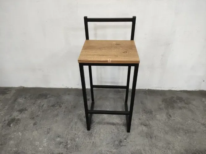 Banqueta Estilo Industrial em aço Amadeirado