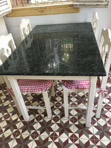 Conjunto de Mesa de Madeira e Granito
