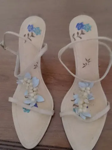 Sandálias de Salto Alto com Flores. SHOE STOCK, EXCELENTE QUALIDADE E ESTADO 
