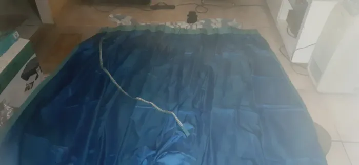 cortina de sala ou de quarto grande grosa azul tecido cetin de trilho usado