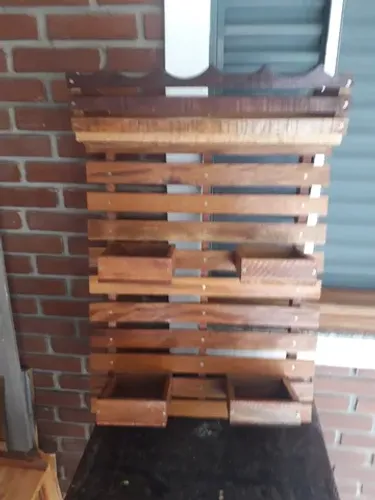 jardineira de madeira com cachepos varidos