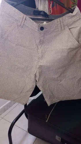 Bermuda masculina listrada.