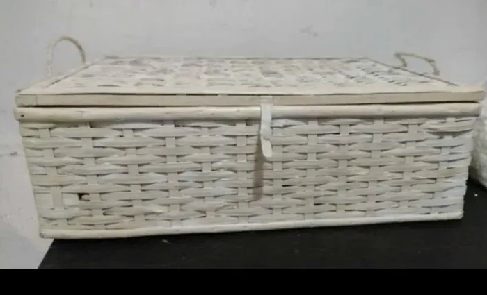 Baú de vime pintado de branco