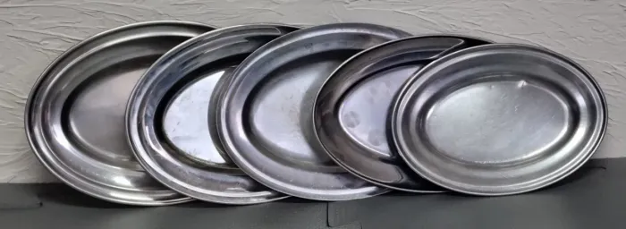 Cinco travessas de inox para servir a mesa