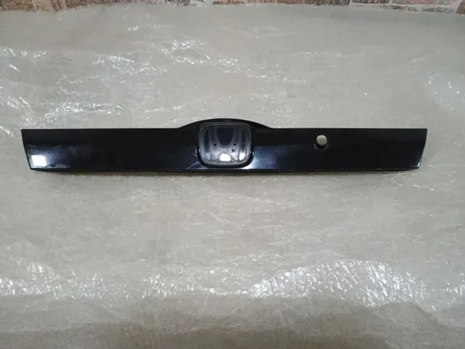 Moldura da Tampa traseira Honda New fit 2009 a 2015 original C/detalhe