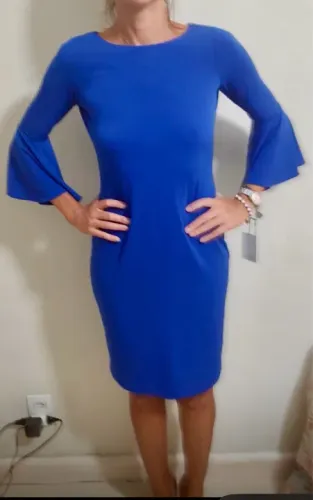 Vestido Calvin Klein com manga peplum