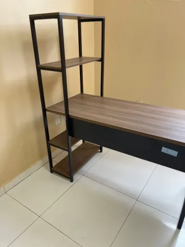 Mesa de Escritório com Estante Integrada - LOJA IKONMIXOFFICE 