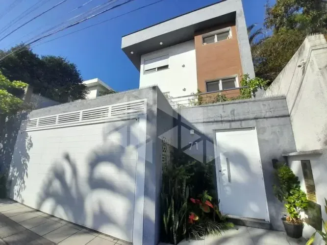 Modernidade e Localização! Casa Residencial Semi Mobiliada com 230 m² na Agronômica.