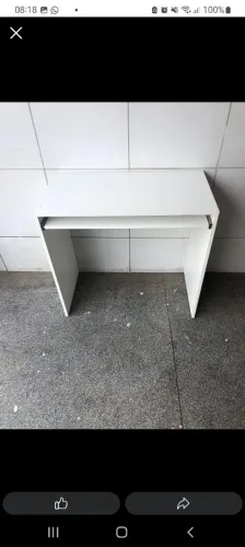 Escrivaninha branca compacta