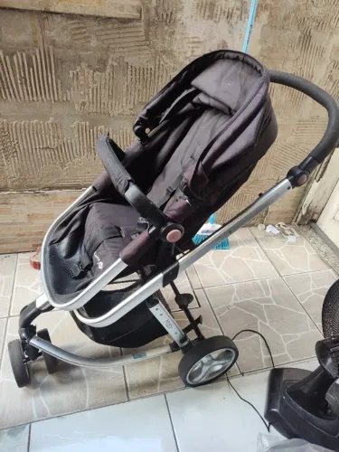 Carrinho com bebê conforto