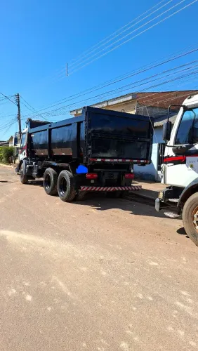 Caminhão caçambas para serviço e transporte 