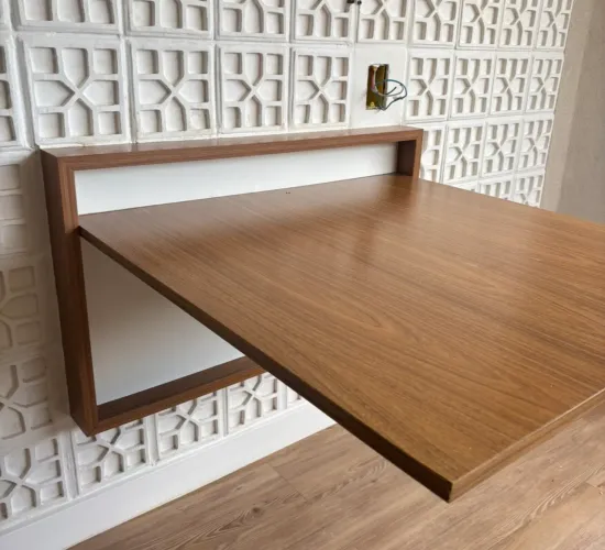 Mesa suspensa em MDF naval