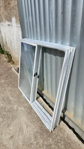 Janela de alumínio branca 1 X 120 com vidros lacrada