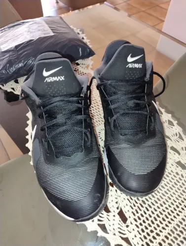 Tênis masculino Nike tamanho 46 apenas 2 anos de comprado. Pouco usado. 