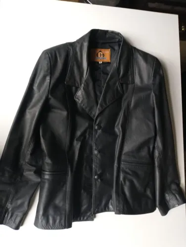 Jaqueta de couro seminova, estilho blazer.