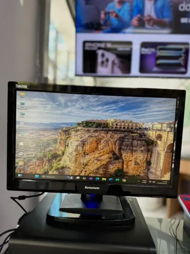 Monitor Lenovo Trinkvision Modelo: E2002ba Preto Tela: 20? polegadas LED
