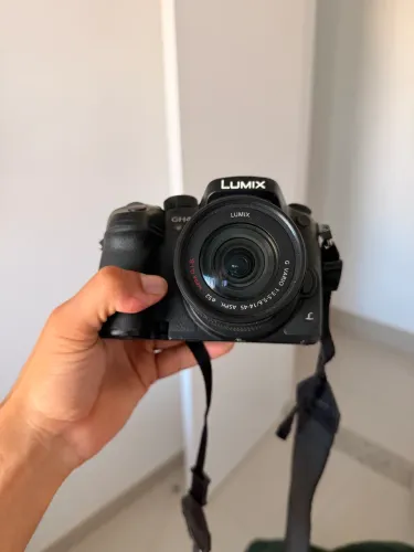 Câmera Panasonic Lumix GH4 4K + Lente 14-45mm + Adaptador Canon + 2 Baterias