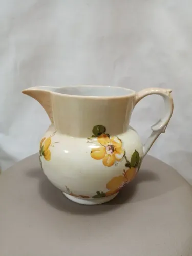 Jarro de porcelana vintage com flores