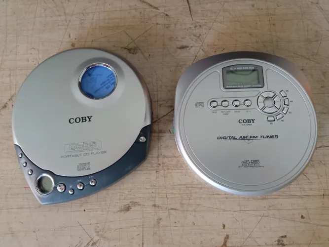 Toca CD/ acompanha fones. Sem fontes!