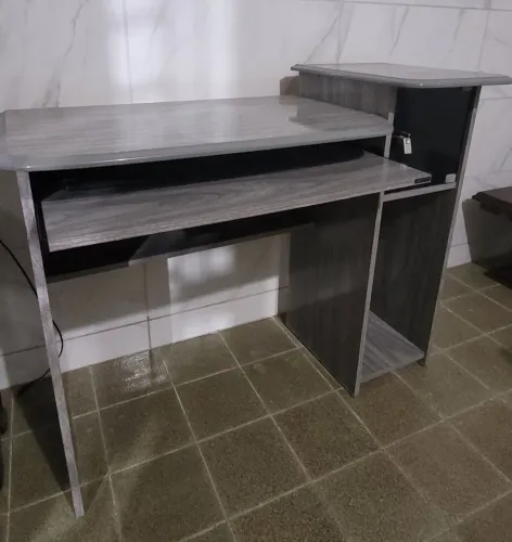 Birô / Estação de trabalho / Escrivaninha cinza com cadeira