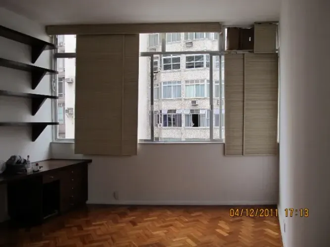 Ótimo apartamento sala e quarto espaçosos de frente Copacabana