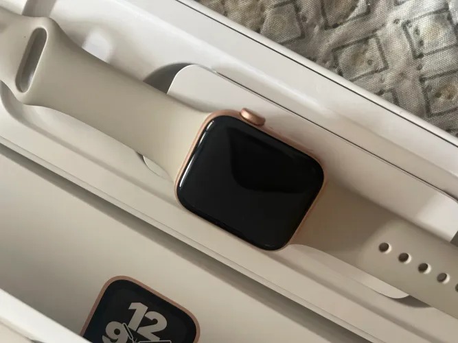 Apple Watch SE (2 geração) 40mm GPS Gold rose