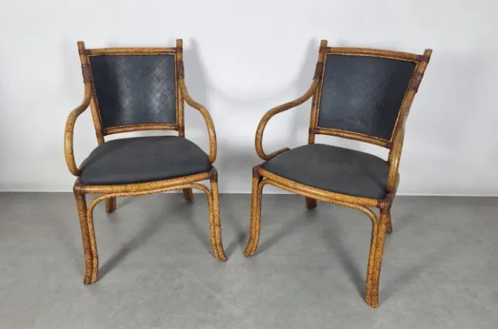 Par de cadeiras com apoio de braços, confeccionada em bambu firmes resistente