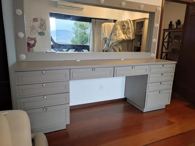 Maravilhosa Penteadeira com Espelho e Lampadas funcionando excelente estado muito grande!