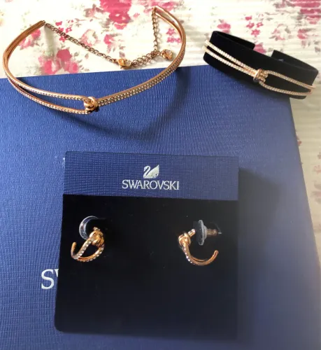 SWAROVSKI CONJUNTO NÓ CHOKER, BRACELETE E BRINCOS ROSÊ GOLD