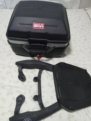 Baú givi 27 litros novo em bom estado sem arranhões 