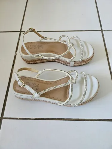 Vende-se sandália anabela tiras em nó com strass.