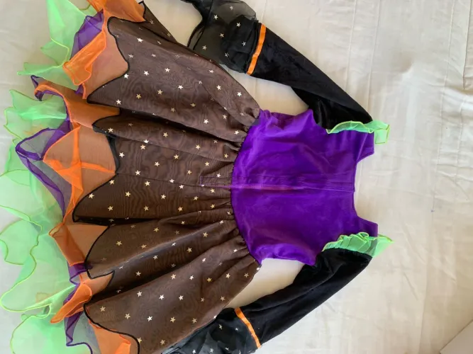 Fantasia de bruxa infantil com detalhes vibrantes