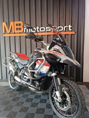 R 1250 Adventure Premium com vários equipamentos 