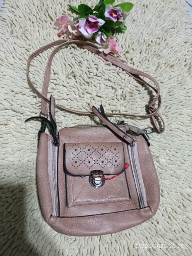 Bolsa de ombro Nude com detalhes e alça ajustável.