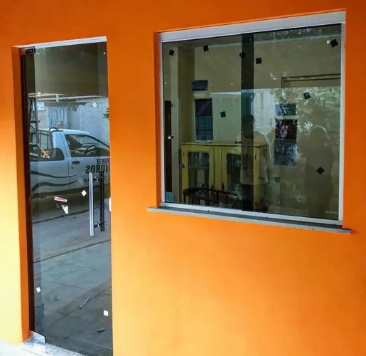 Vidraçaria Portas, Janelas, box , espelhos,  pronta entrega e Sob Medida