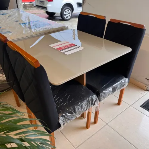 Mesa 90x90 + 4 cadeiras (NOVO)