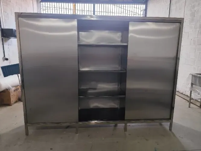 Armário em Aço Inox com 3 Portas de Correr e Prateleiras - Solução Completa