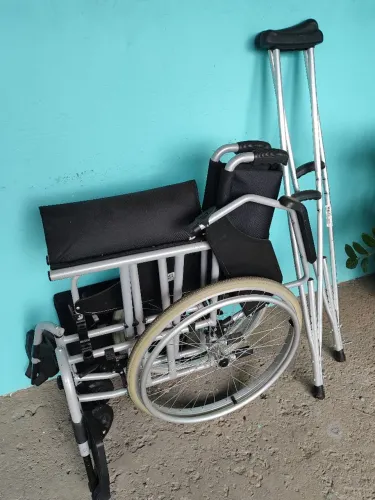 Cadeira de rodas, muletas de brinde.