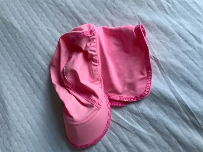 boné rosa com proteção no pescoço
