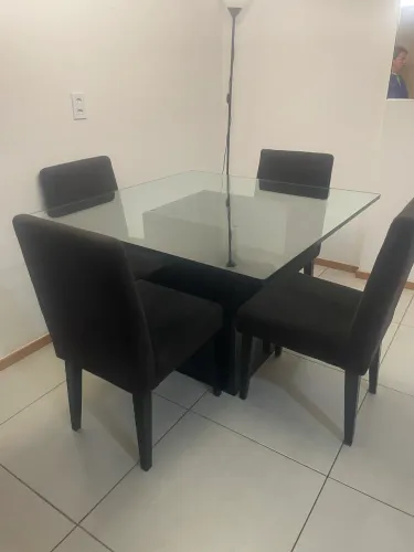 Mesa de vidro temperado 19 mm com 4 cadeiras pretas
