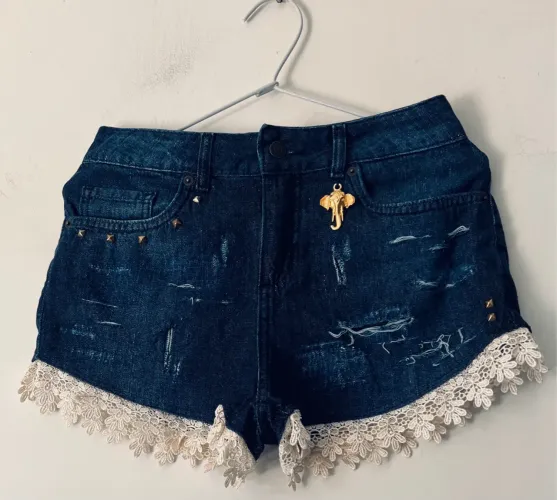 Shorts Jeans com Detalhes em Renda e Pingente tam 38 Siberian 