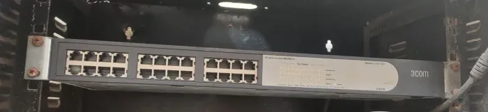 Switch 3Com Baseline 2024 (modelo 3C16471B). 