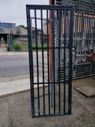 Porta social com abertura para fora lado esquerdo altura 220 largura 86