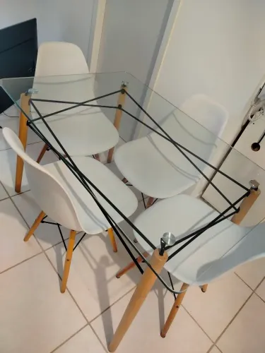 Mesa de jantar com 4 cadeiras