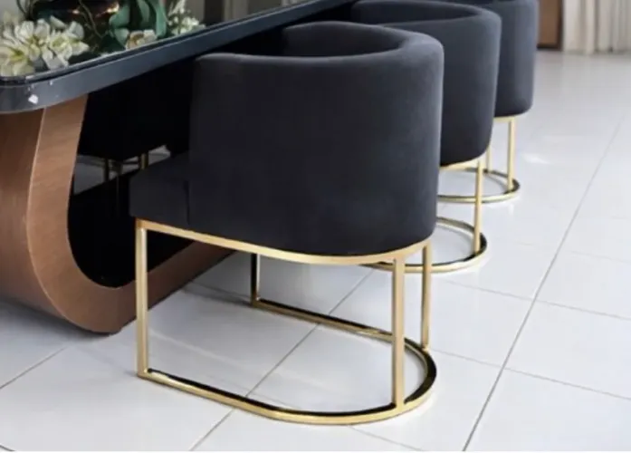 Cadeira poltrona veludo preto base metal dourado - moderna luxo 