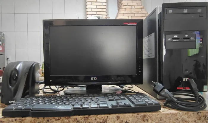 Computador antigo com acessórios
