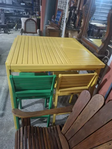 Mesa alta (Bistro) com 4 banquetes.