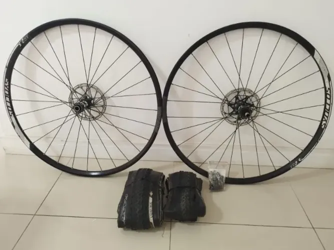 Rodas Syncros XR 2.5 cubos DT Swiss Straightpull 350 com disco e pneu specialized