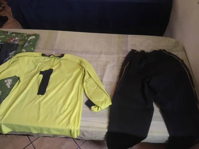 Vende se camisa de goleiro da cor ver junto com uma calça preta de goleiro usados