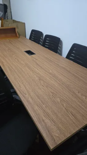 Mesa e cadeiras de escritório